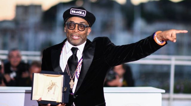 Spike Lee com troféu de Cannes pelo filme Infiltrado na Klan