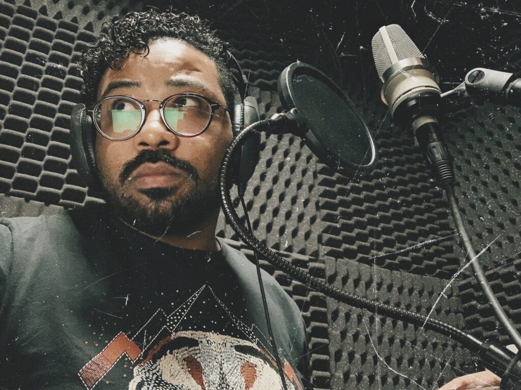Alê Garcia gravando o podcast Negro da Semana.